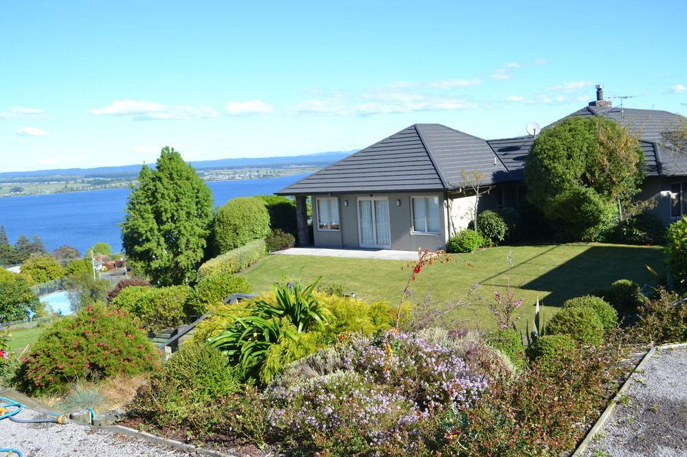 Tauhara Sunrise Lodge Taupo Bagian luar foto