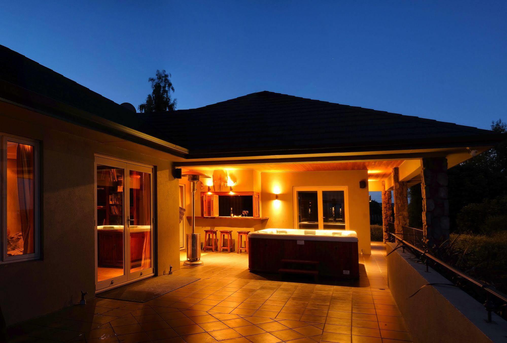 Tauhara Sunrise Lodge Taupo Bagian luar foto