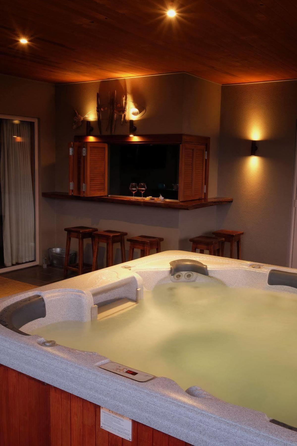 Tauhara Sunrise Lodge Taupo Bagian luar foto