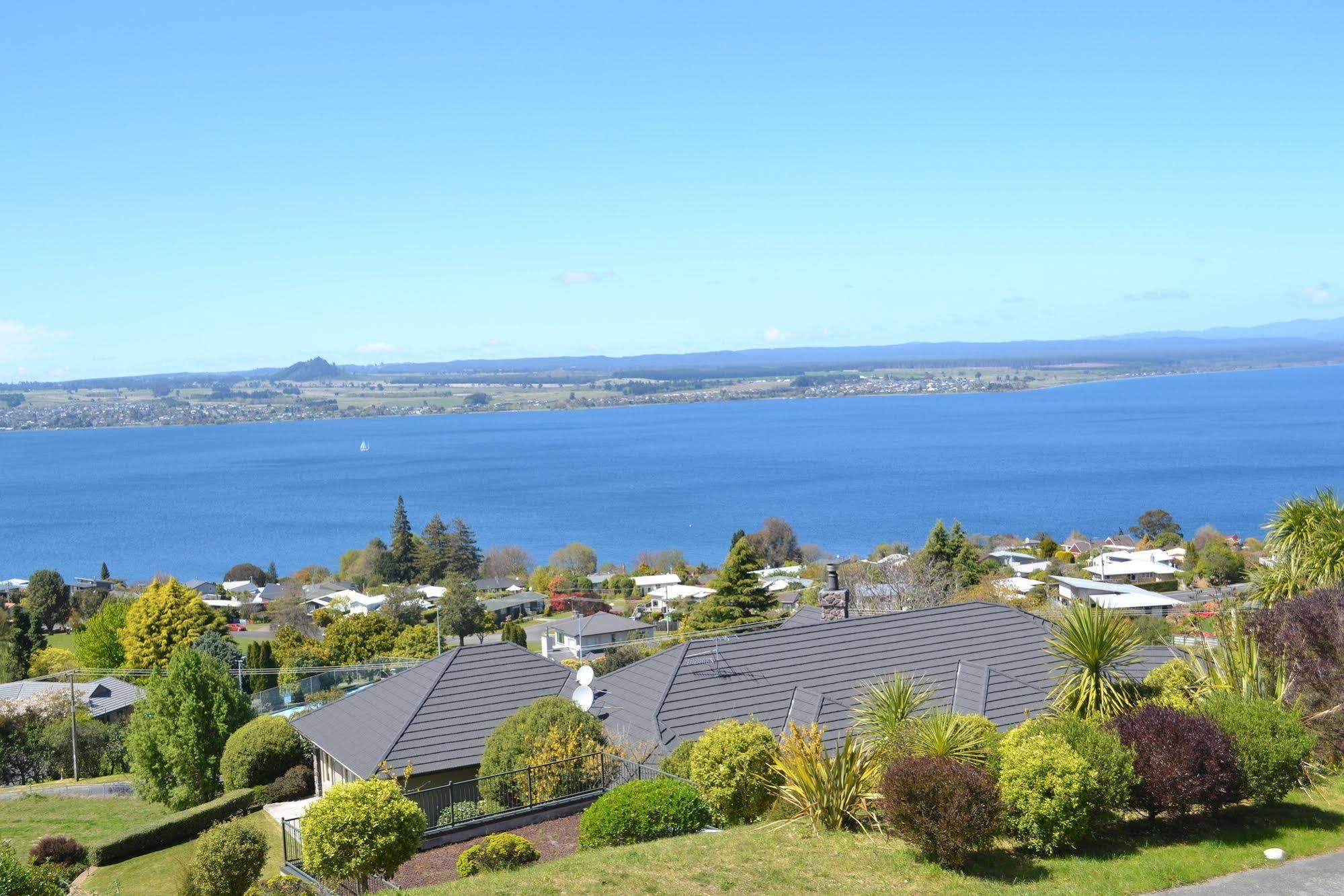 Tauhara Sunrise Lodge Taupo Bagian luar foto