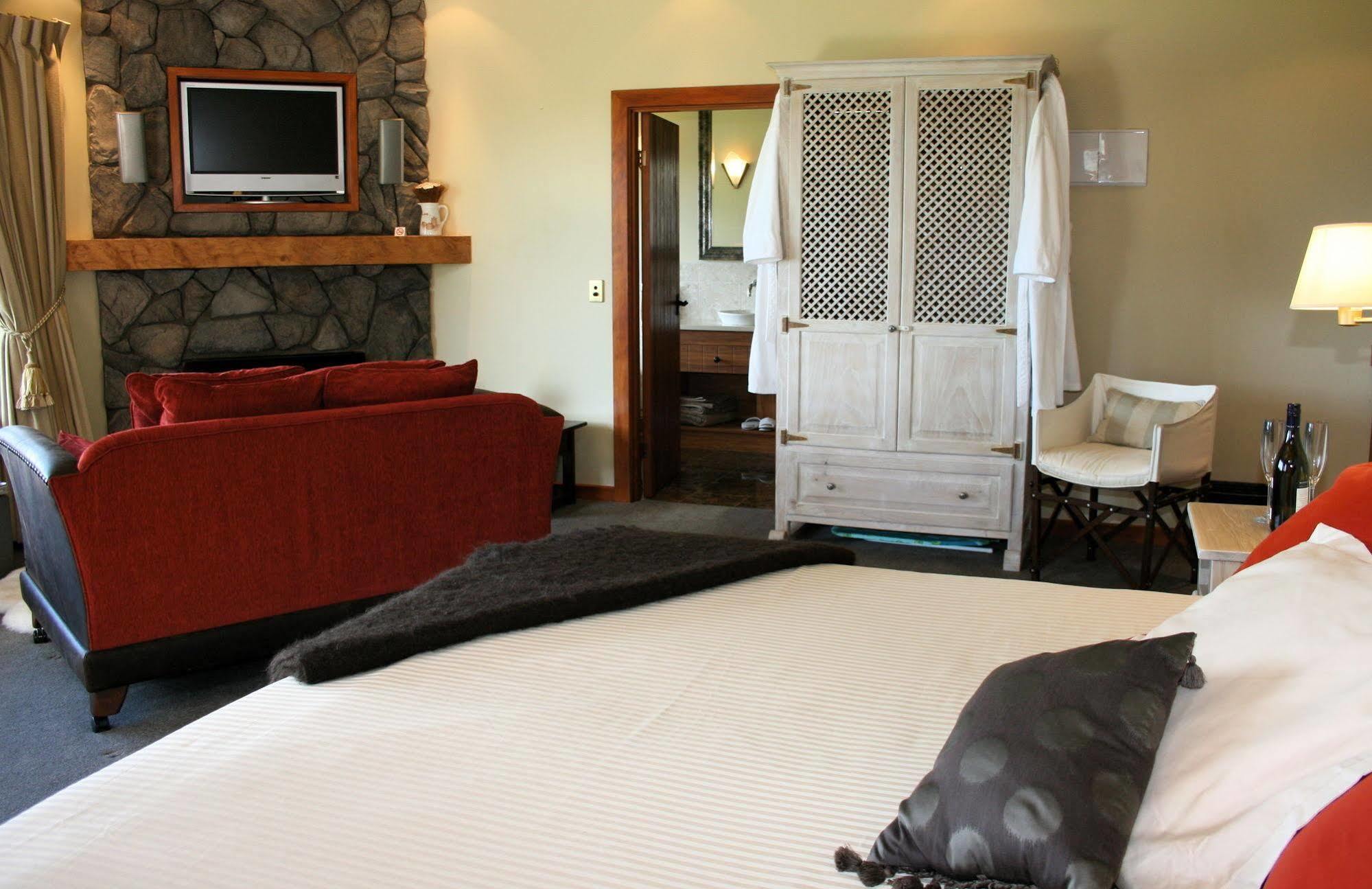 Tauhara Sunrise Lodge Taupo Bagian luar foto